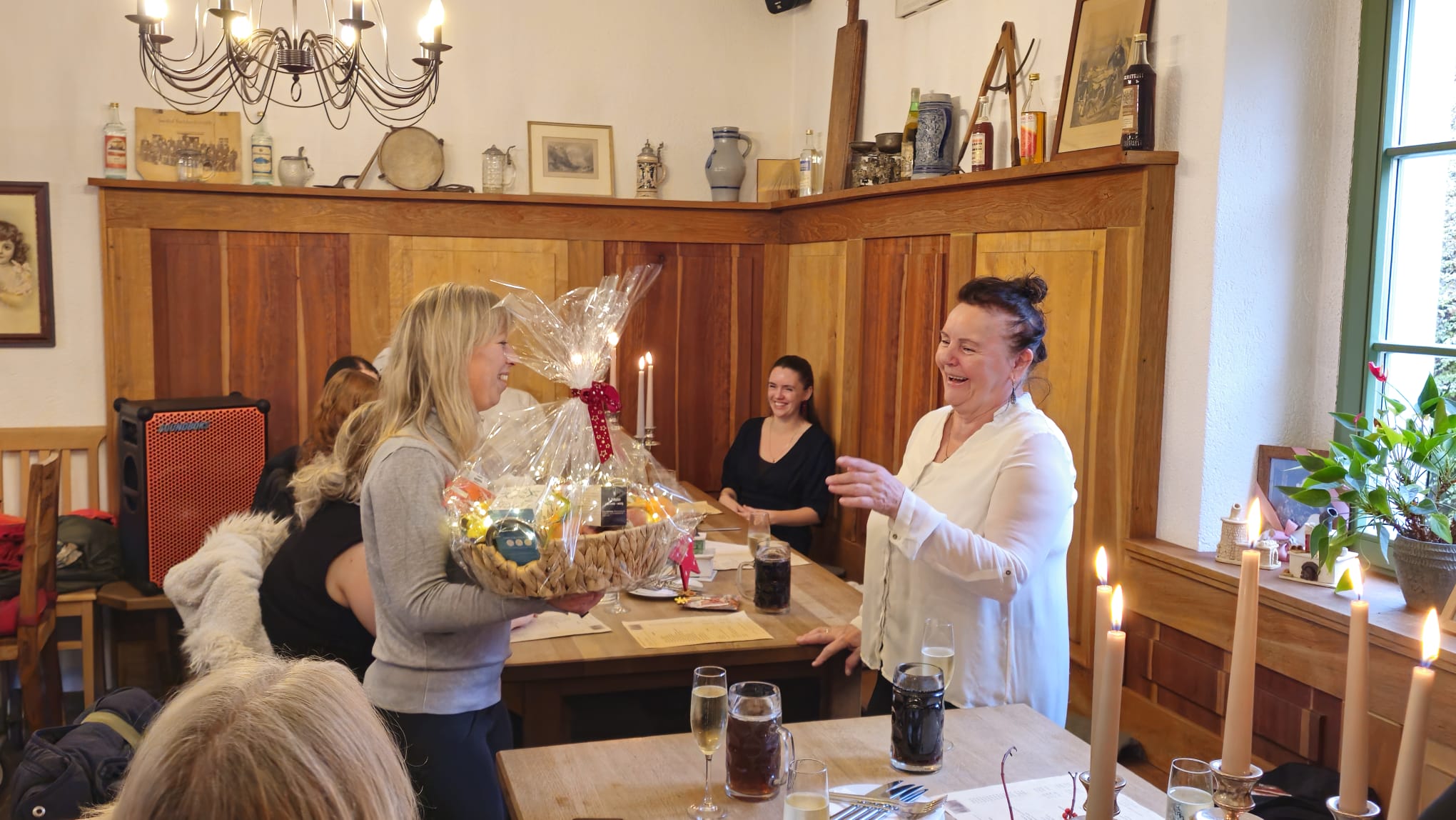 Weihnachtsfeier, Bild 2 von 3, Chefin erhält Geschenk