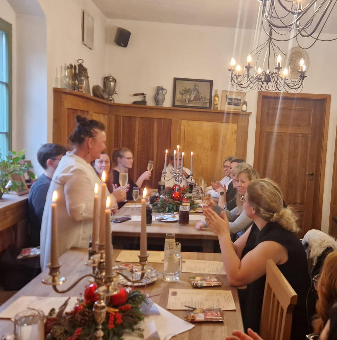 Weihnachtsfeier, Bild 3 von 3, Es wird gelacht